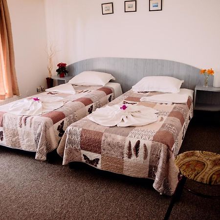 Casa Mica Guesthouse Bukares Bagian luar foto