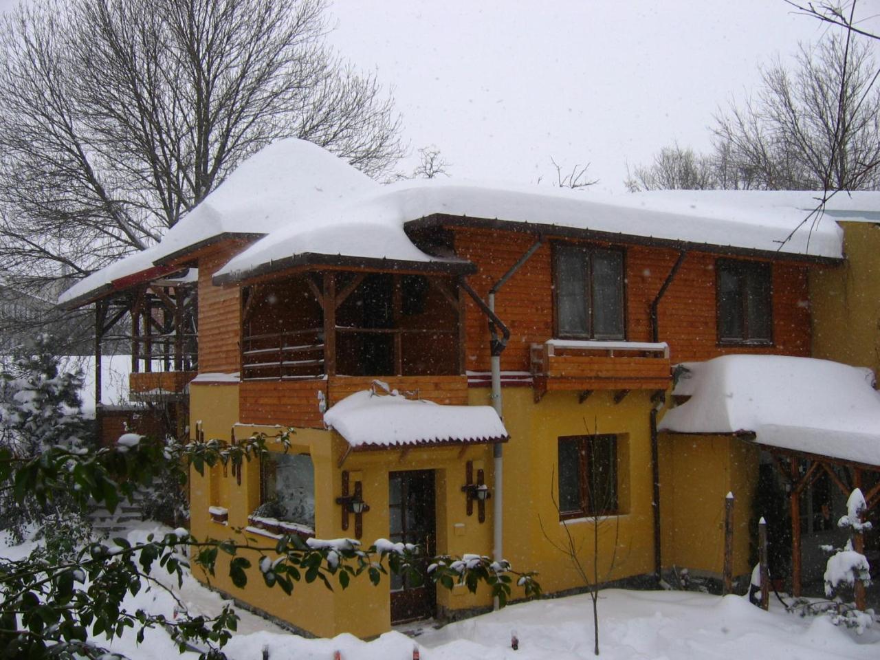 Casa Mica Guesthouse Bukares Bagian luar foto