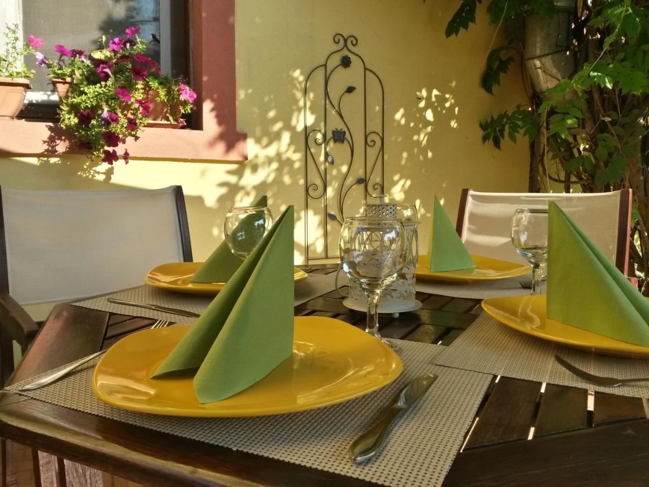 Casa Mica Guesthouse Bukares Bagian luar foto