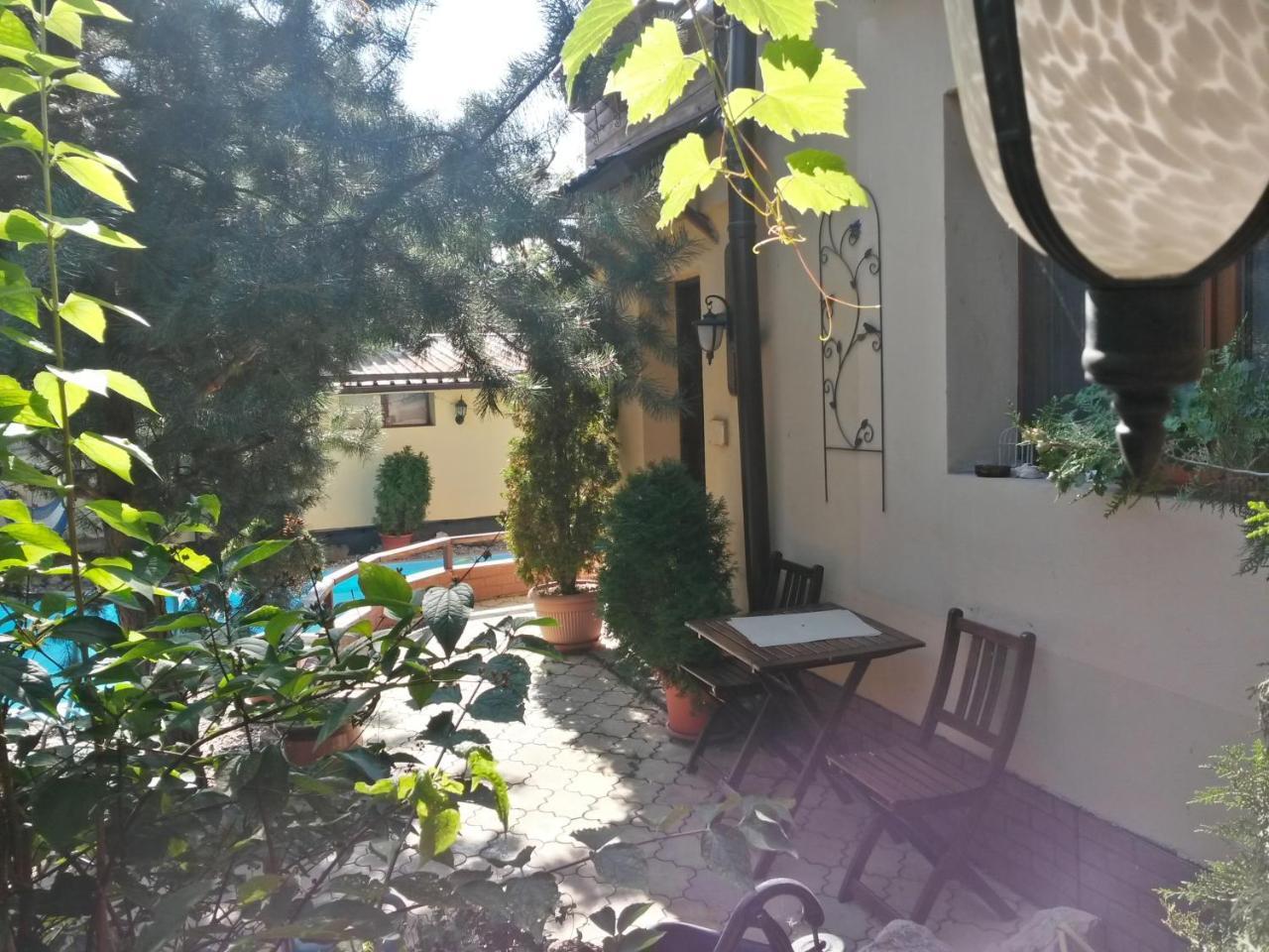 Casa Mica Guesthouse Bukares Bagian luar foto