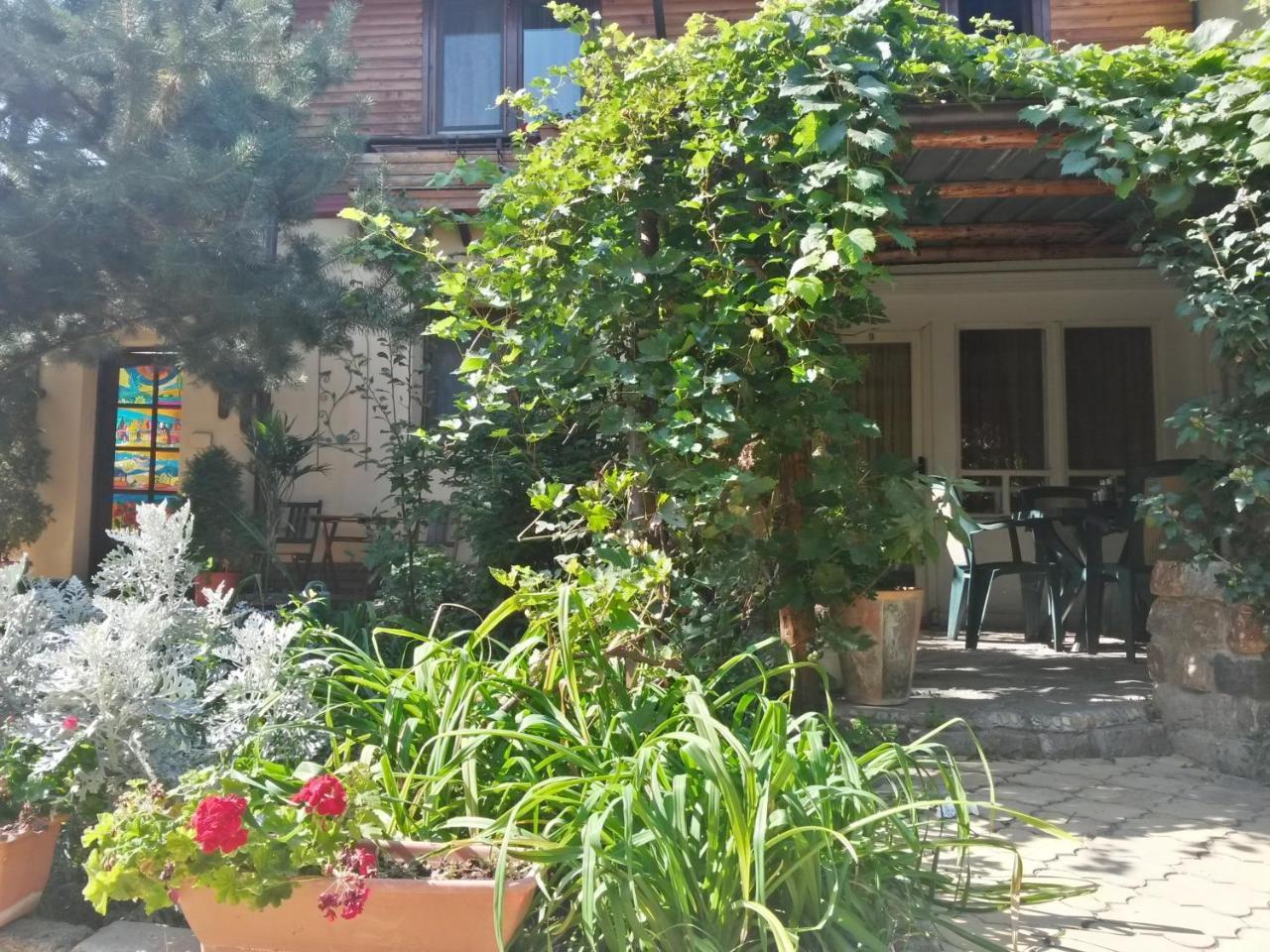 Casa Mica Guesthouse Bukares Bagian luar foto