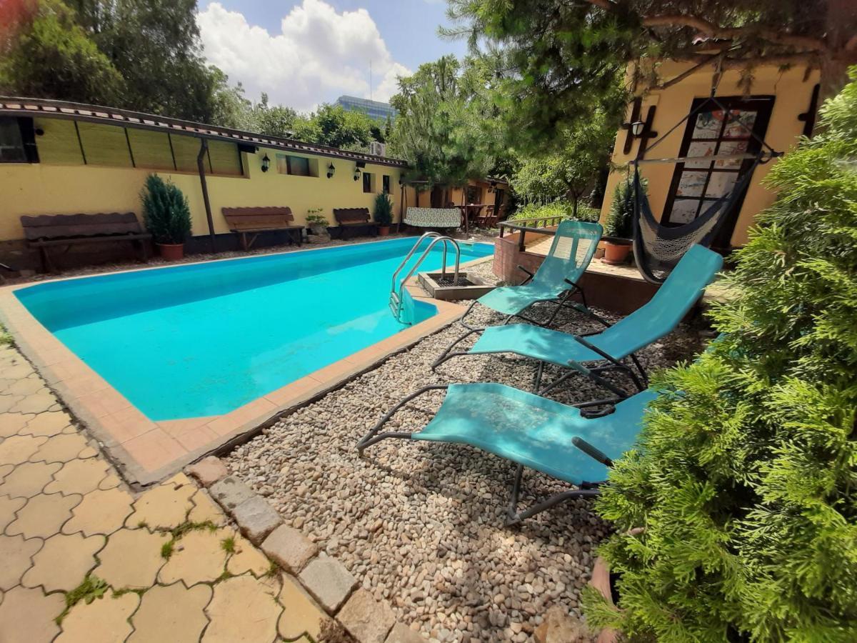 Casa Mica Guesthouse Bukares Bagian luar foto