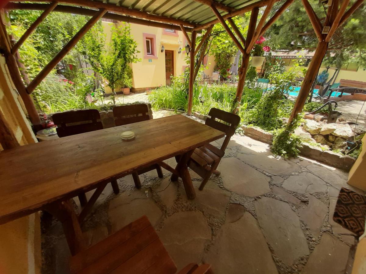 Casa Mica Guesthouse Bukares Bagian luar foto