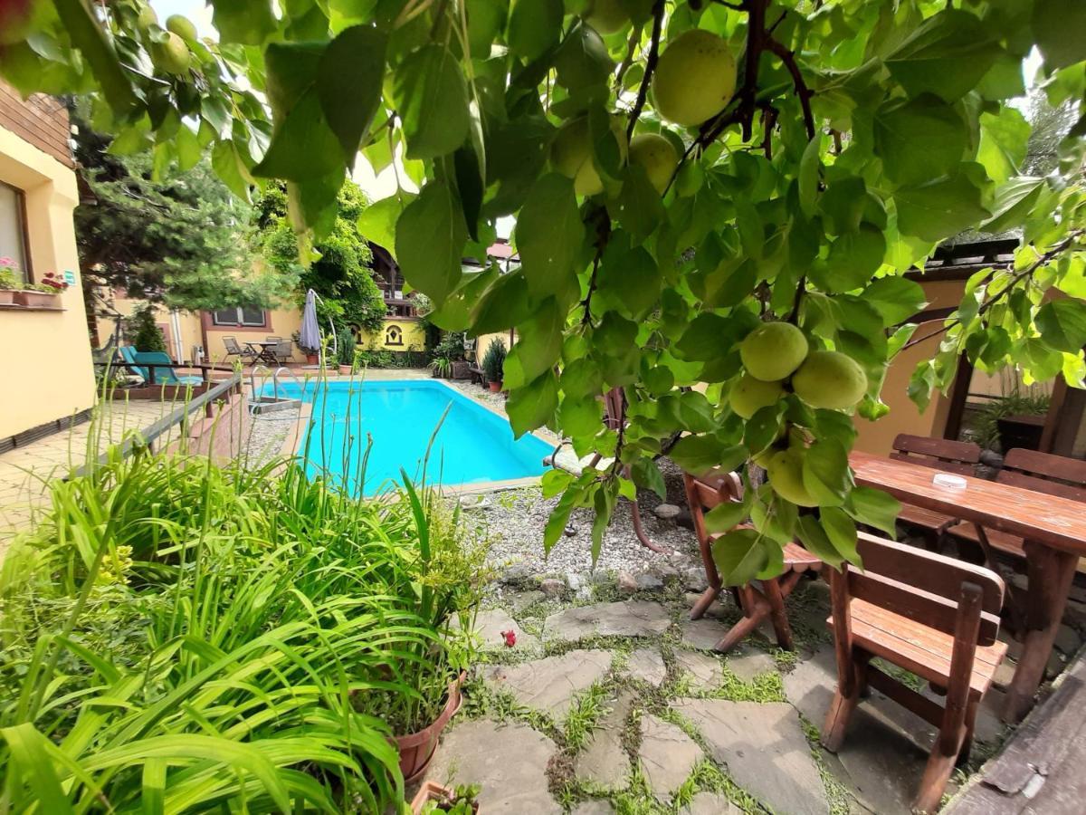 Casa Mica Guesthouse Bukares Bagian luar foto